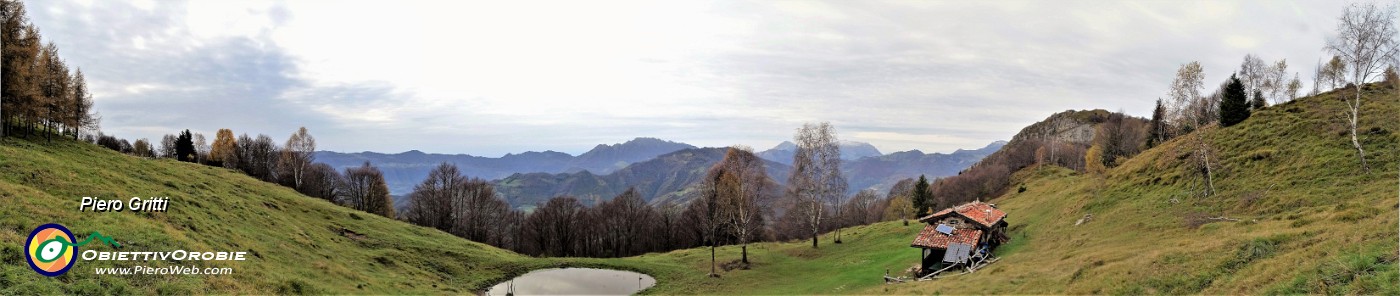 76 Vista panoramica su Alpe Foldone con  Baita-Casera (1449 m).jpg
